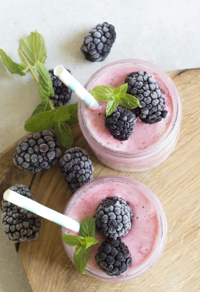 Genießen Sie einen erfrischenden Brombeer-Smoothie mit frischen Minzblättern, perfekt für einen Sommergenuss.